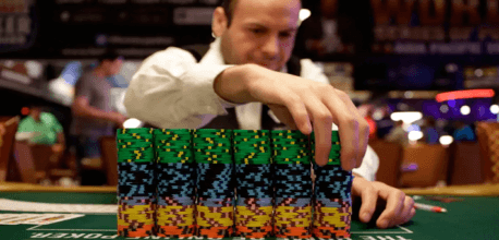 WSOP-Dealer-Allowed-Player-to-Hand-Over-His-Big-Stack-to