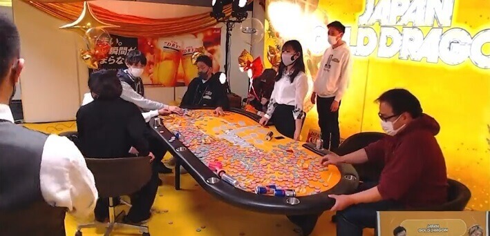 Un-Jugador-Japones-Voltea-una-Mesa-de-Poker-Despues-de-una-Mala-Racha